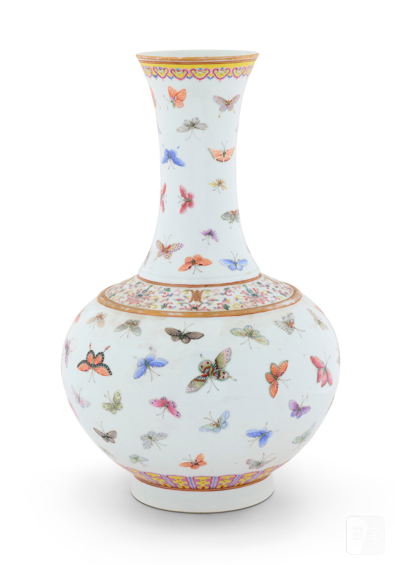 VASE BOUTEILLE EN PORCELAINE DE LA FAMILLE ROSE À DÉCOR DE PAPILLONS  CHINE, DYNASTIE QING, MARQUE À SIX CARACTÈRES EN ROUGE DE FER ET ÉPOQUE GUANGXU (1875-1908)